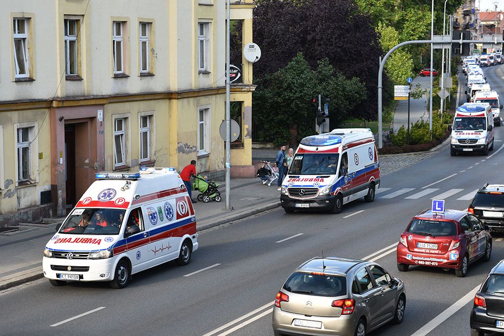 Parada karetek uczestników mistrzostw w ratownictwie
