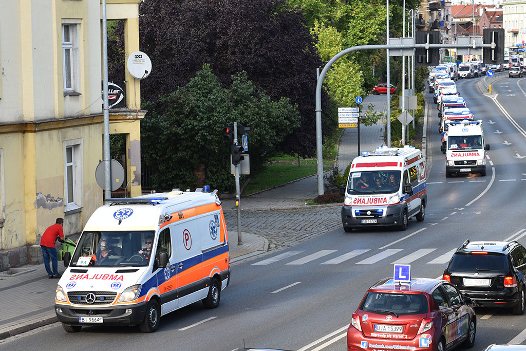 Parada karetek uczestników mistrzostw w ratownictwie