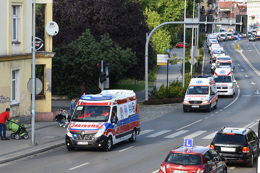 Parada karetek uczestników mistrzostw w ratownictwie