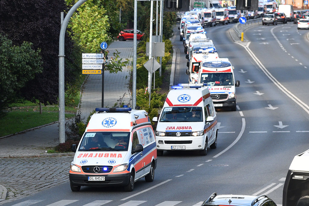 Parada karetek uczestników mistrzostw w ratownictwie