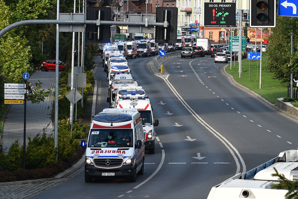 Parada karetek uczestników mistrzostw w ratownictwie