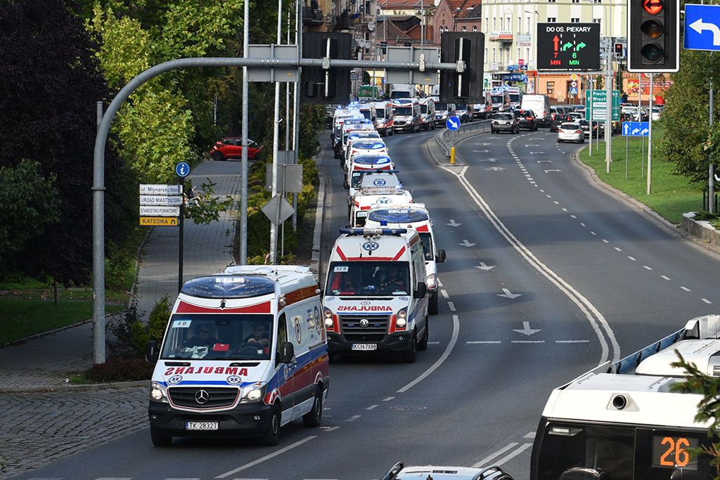 Parada karetek uczestników mistrzostw w ratownictwie