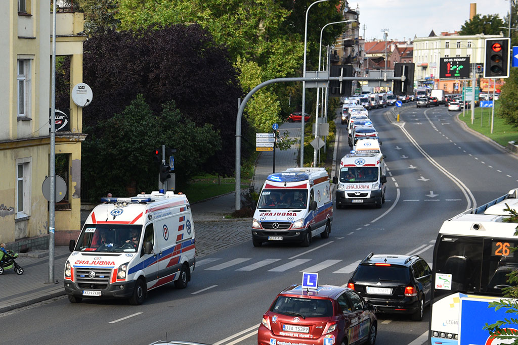 Parada karetek uczestników mistrzostw w ratownictwie