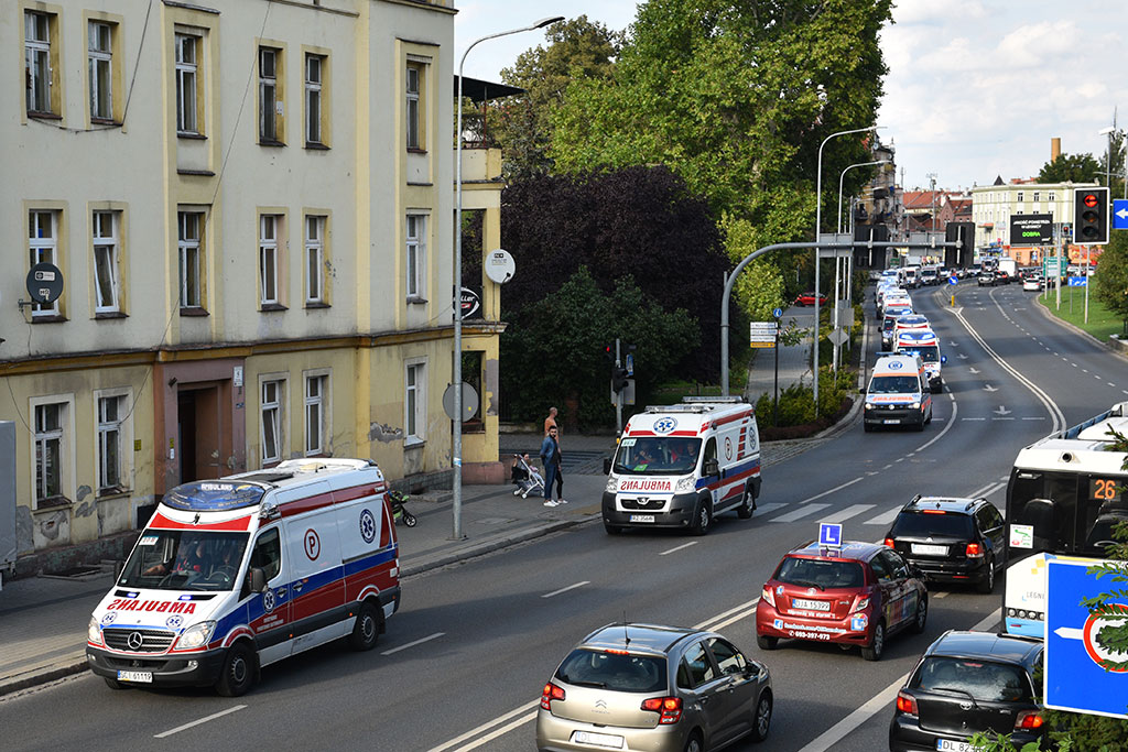 Parada karetek uczestników mistrzostw w ratownictwie