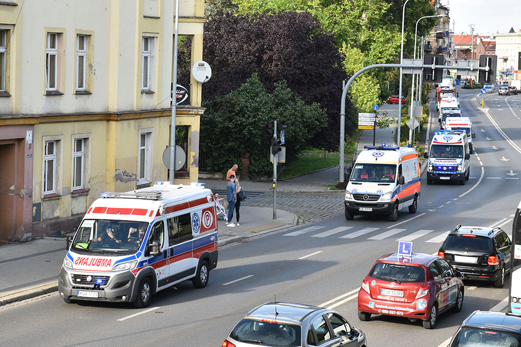 Parada karetek uczestników mistrzostw w ratownictwie