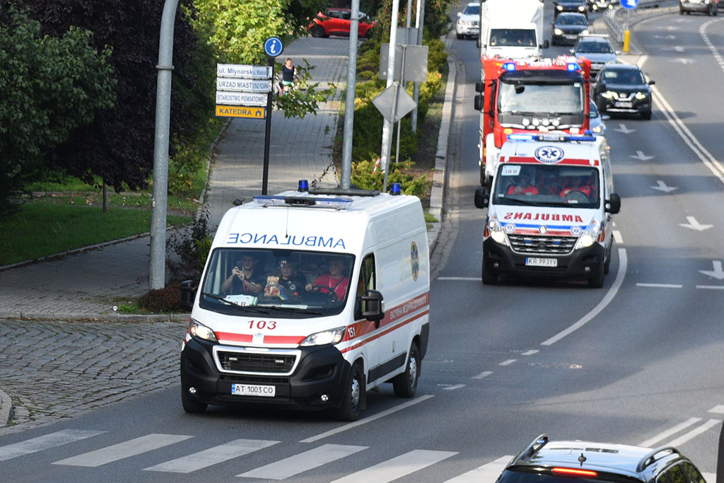 Parada karetek uczestników mistrzostw w ratownictwie
