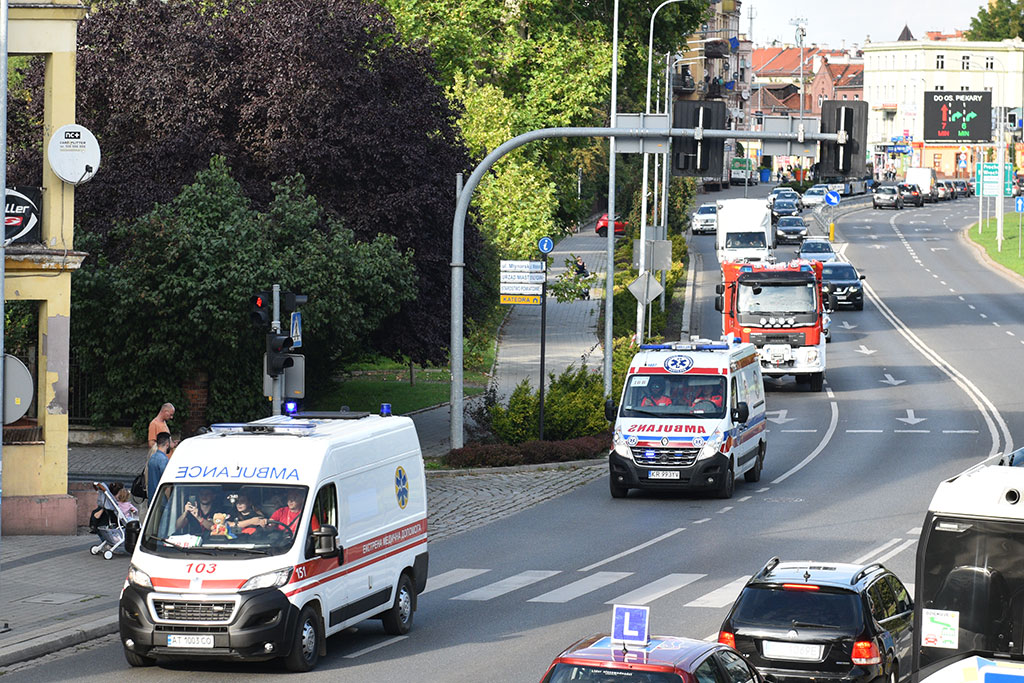 Parada karetek uczestników mistrzostw w ratownictwie