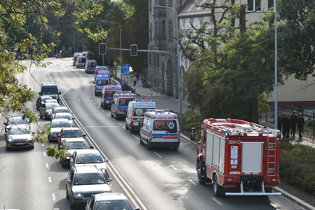 Parada karetek uczestników mistrzostw w ratownictwie