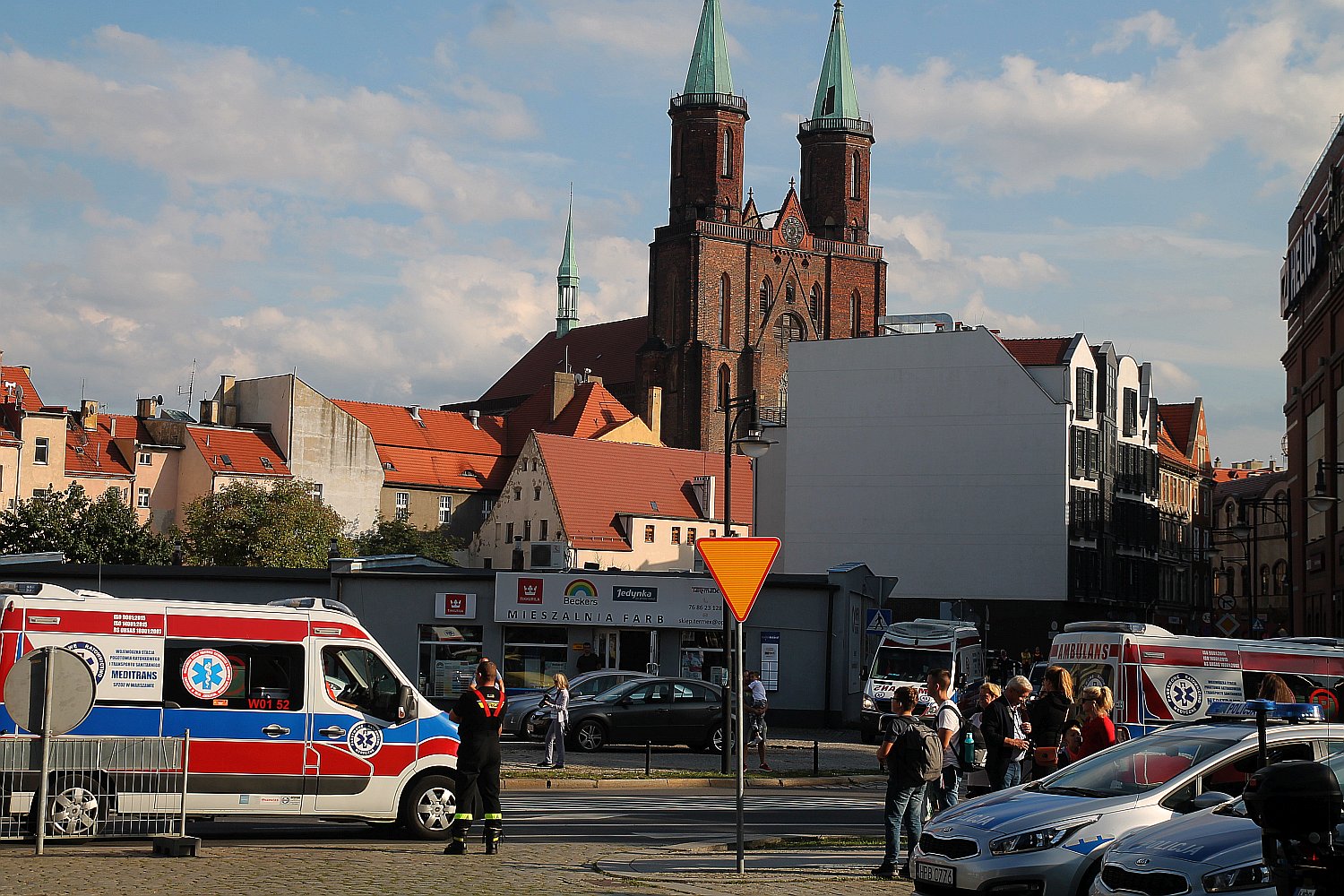 Parada karetek uczestników mistrzostw w ratownictwie