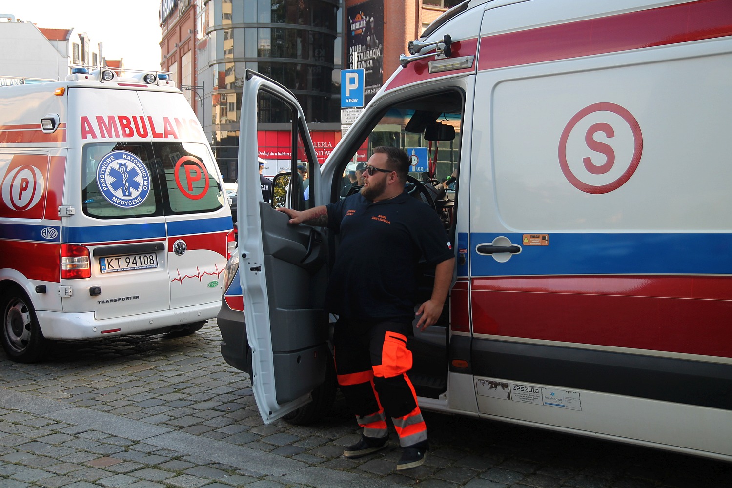 Parada karetek uczestników mistrzostw w ratownictwie