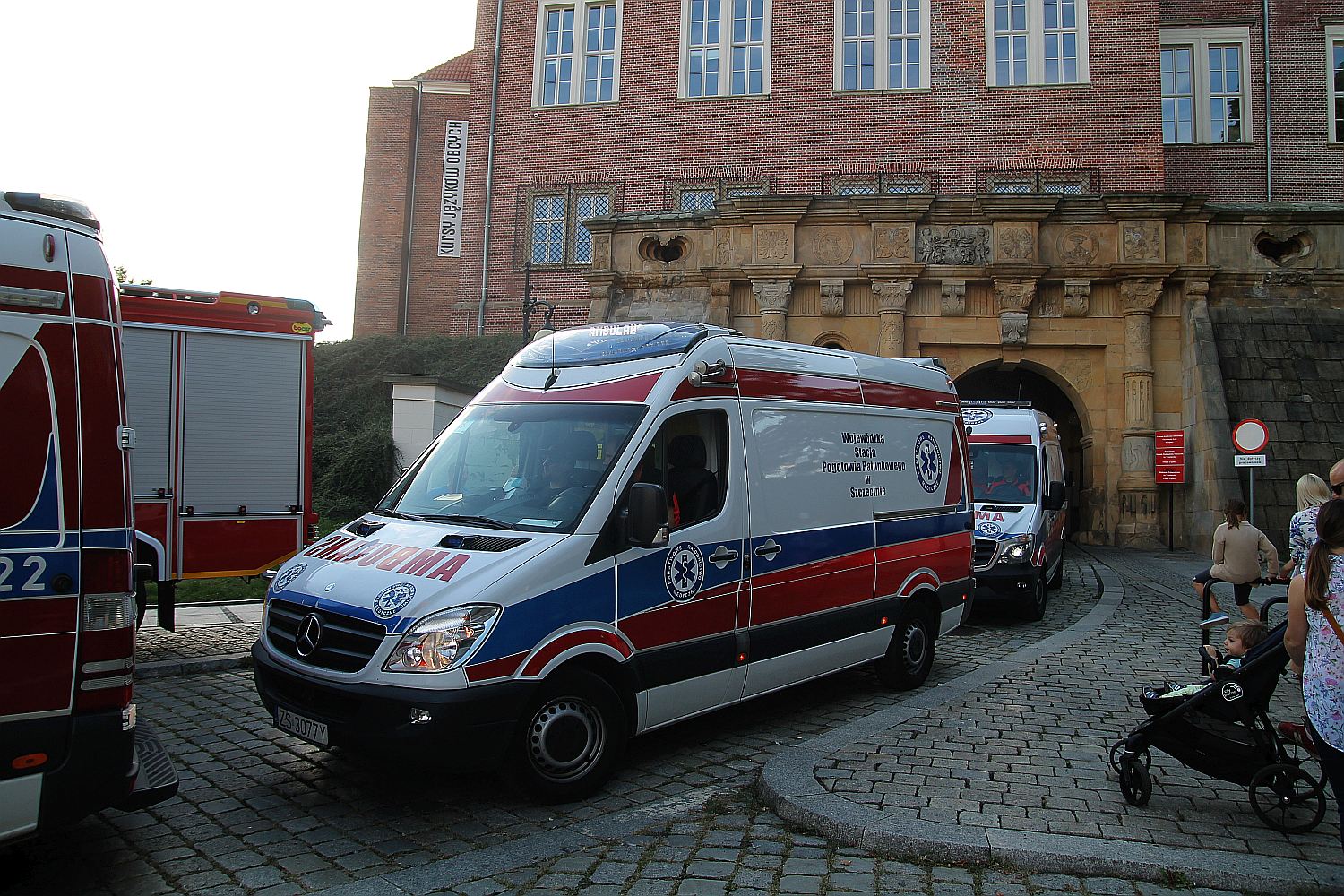 Parada karetek uczestników mistrzostw w ratownictwie