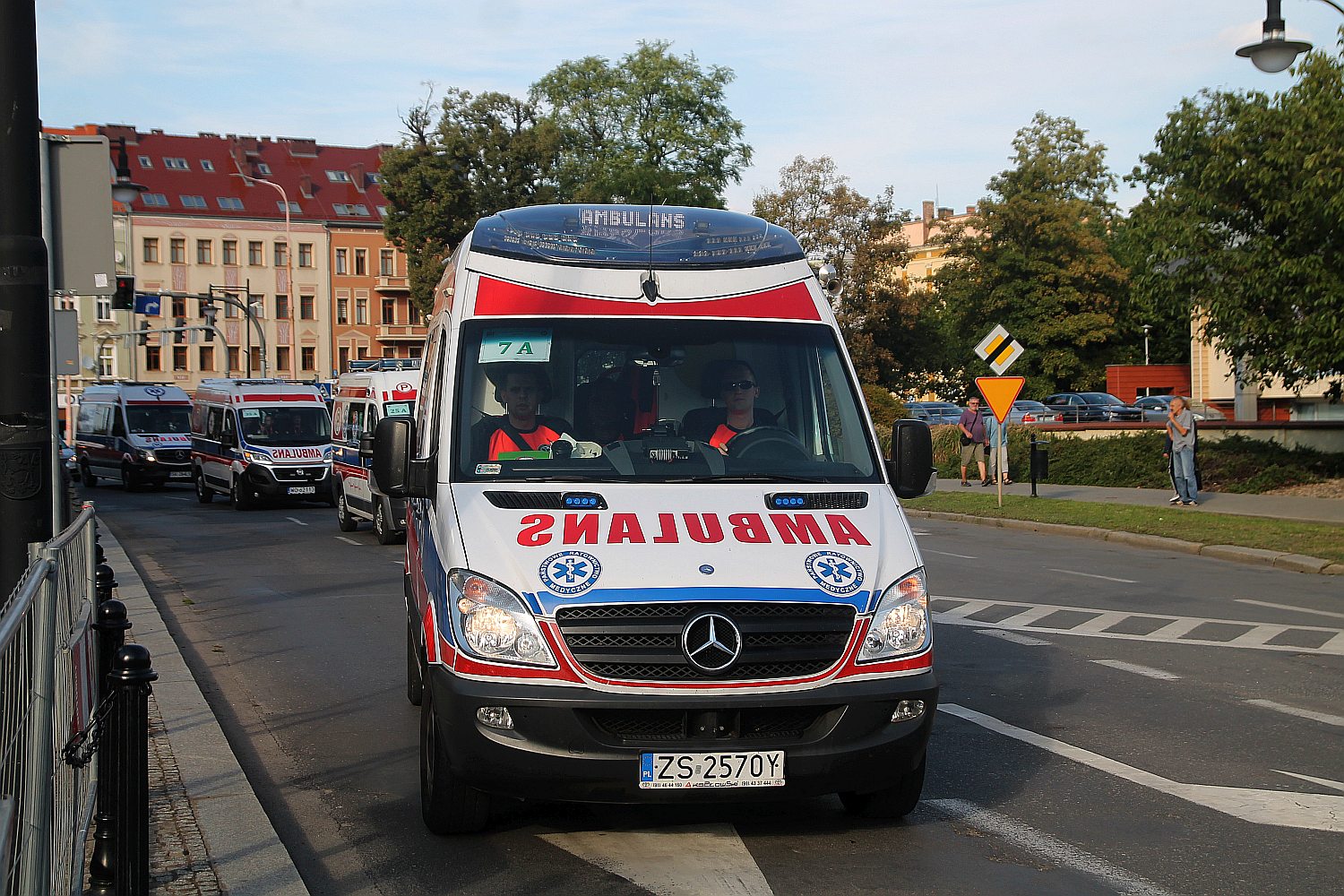 Parada karetek uczestników mistrzostw w ratownictwie