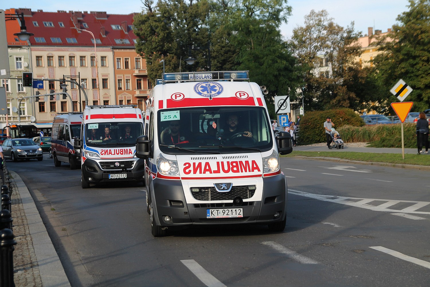Parada karetek uczestników mistrzostw w ratownictwie