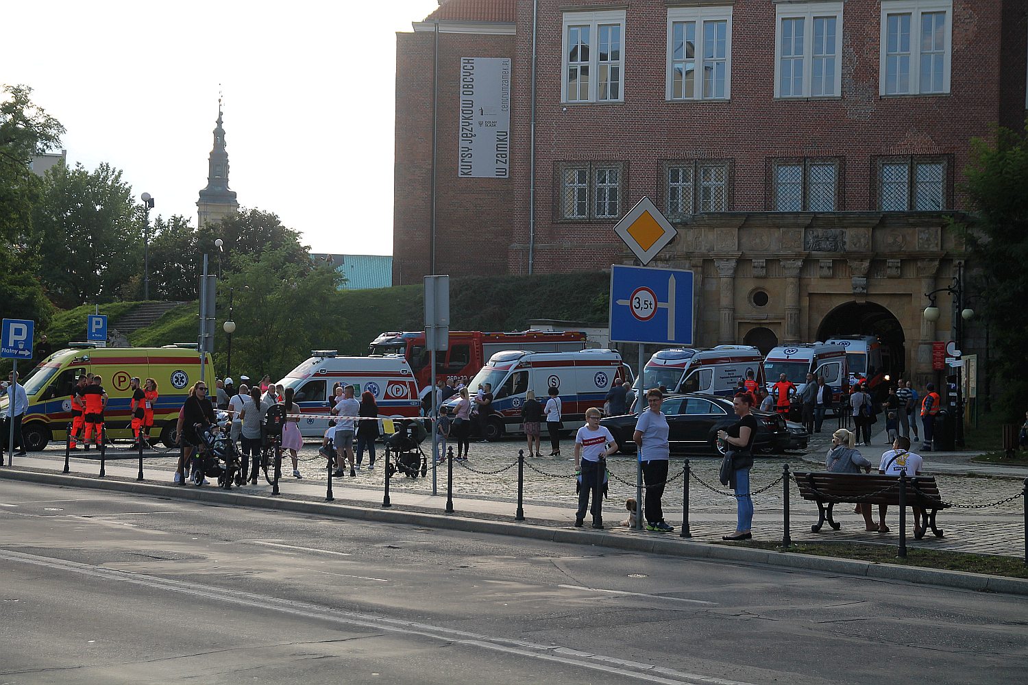Parada karetek uczestników mistrzostw w ratownictwie