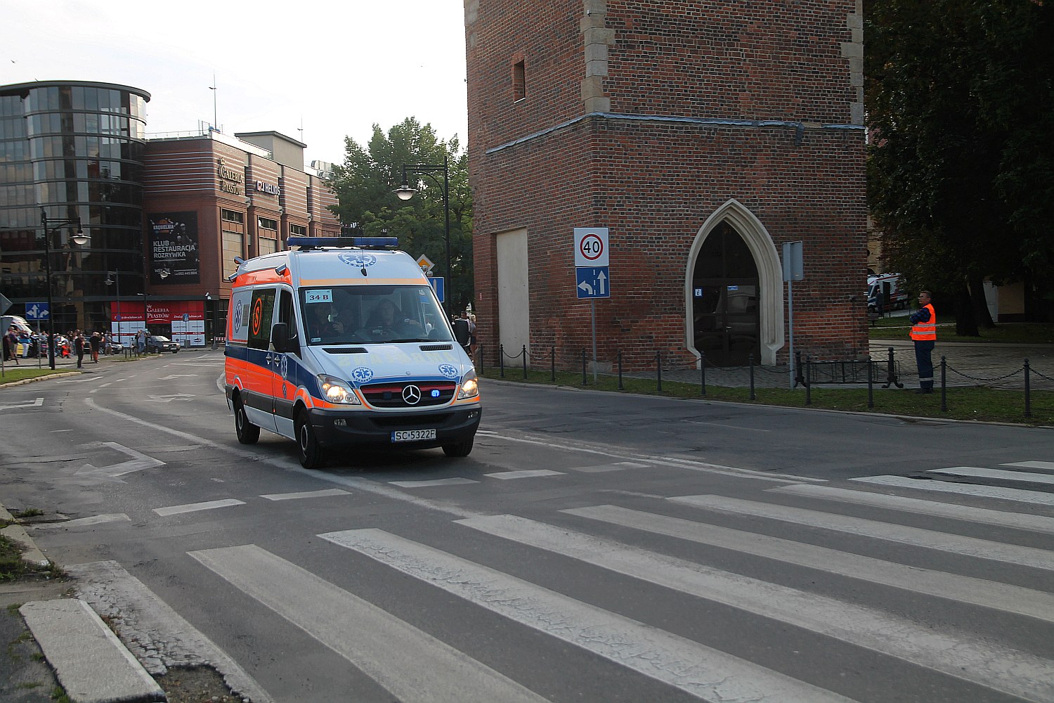 Parada karetek uczestników mistrzostw w ratownictwie