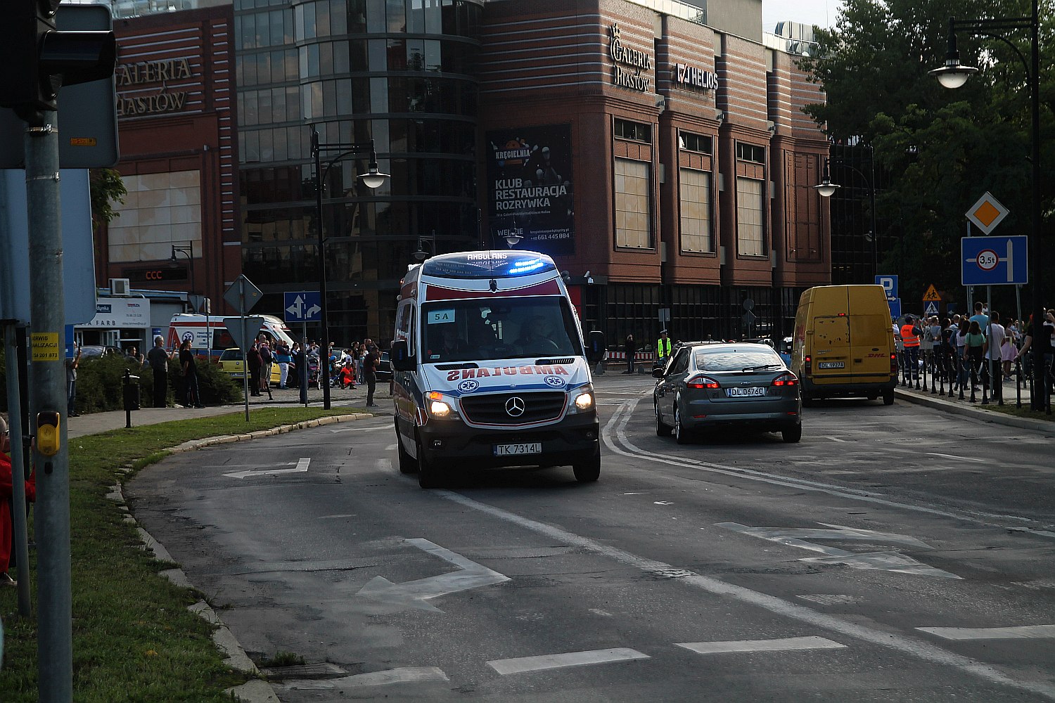 Parada karetek uczestników mistrzostw w ratownictwie