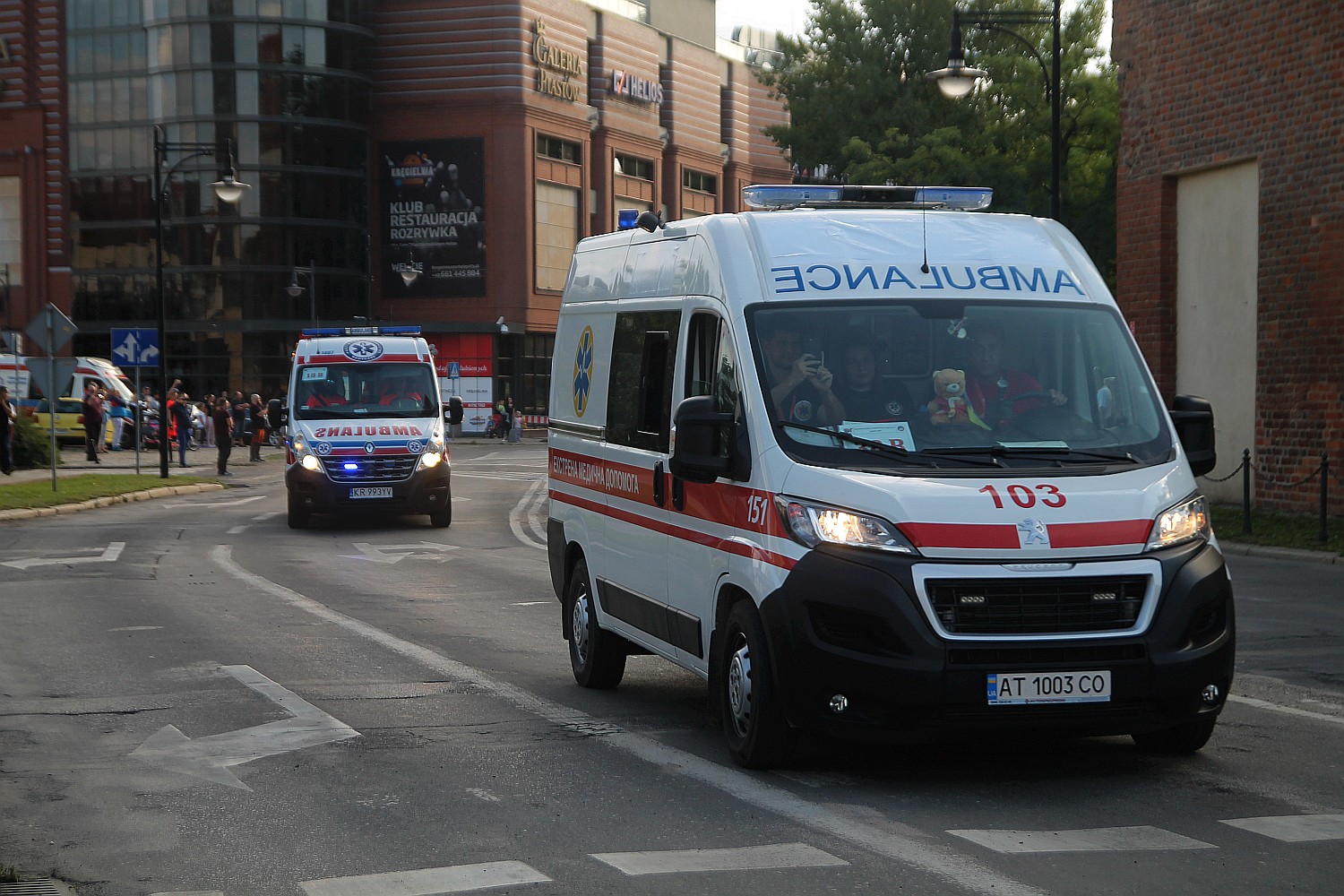 Parada karetek uczestników mistrzostw w ratownictwie
