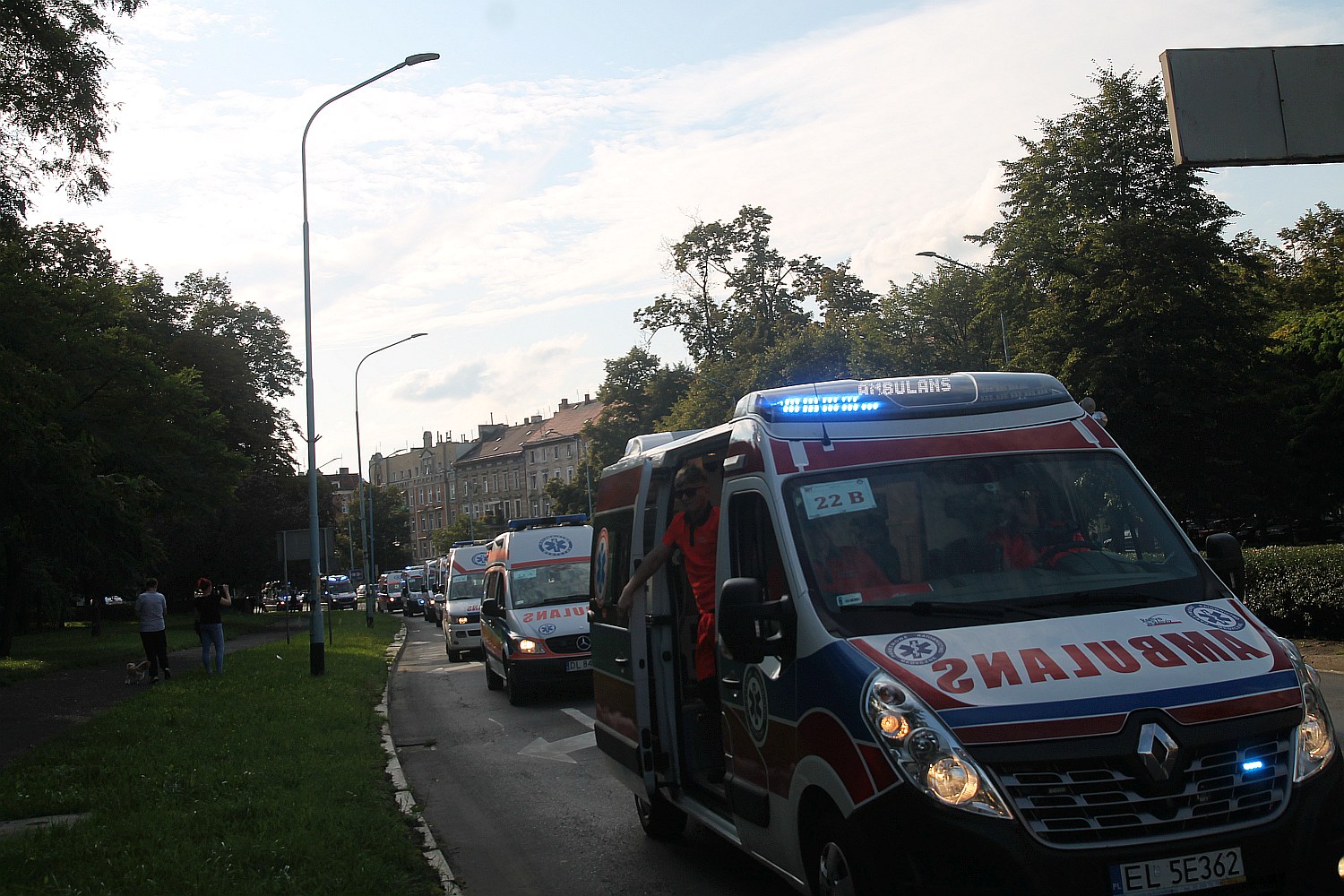 Parada karetek uczestników mistrzostw w ratownictwie