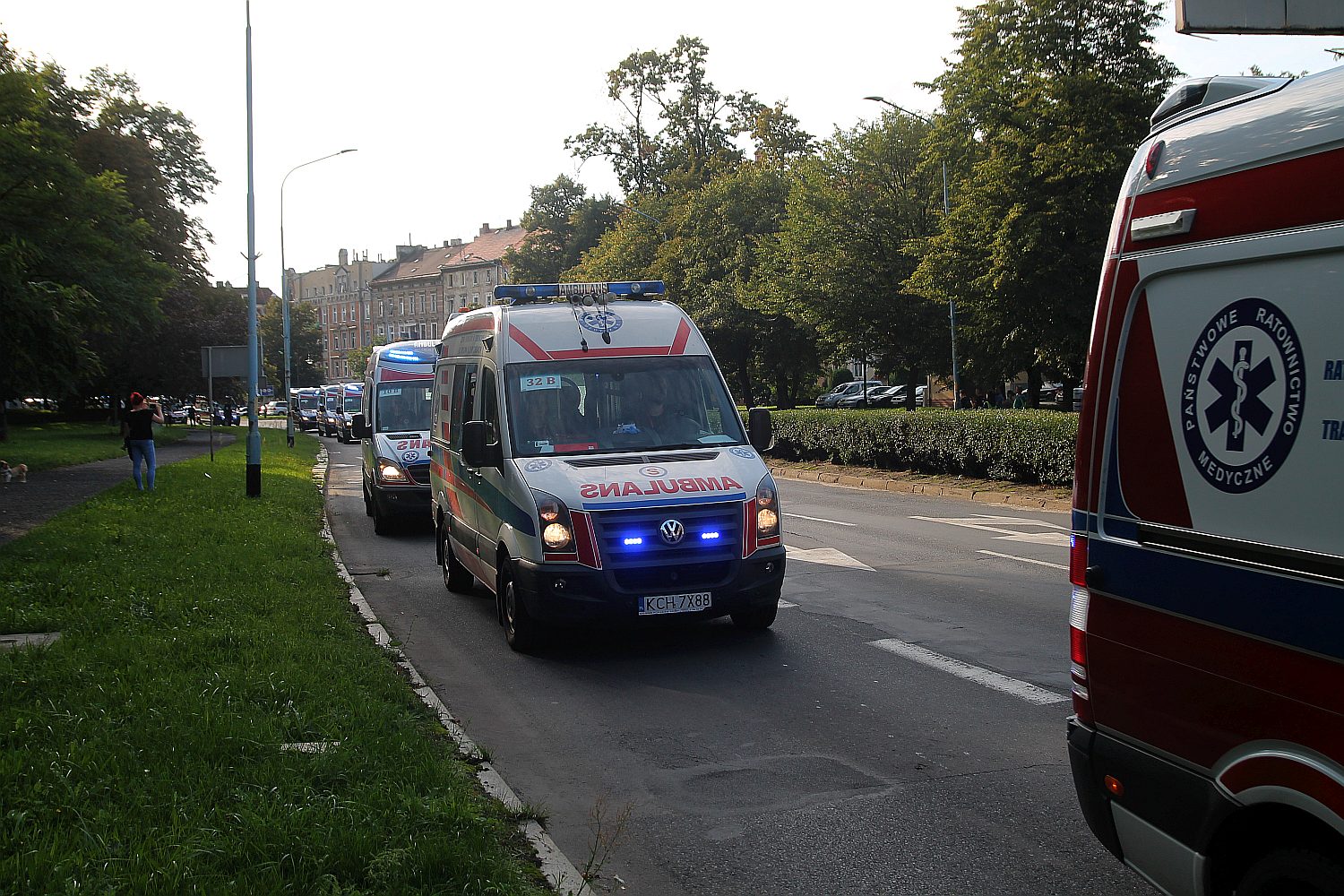 Parada karetek uczestników mistrzostw w ratownictwie