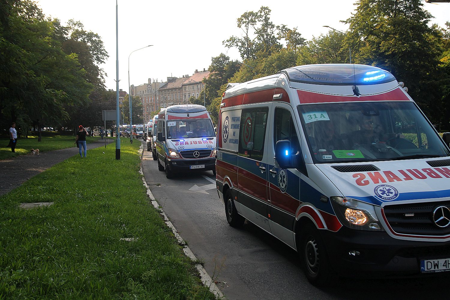 Parada karetek uczestników mistrzostw w ratownictwie