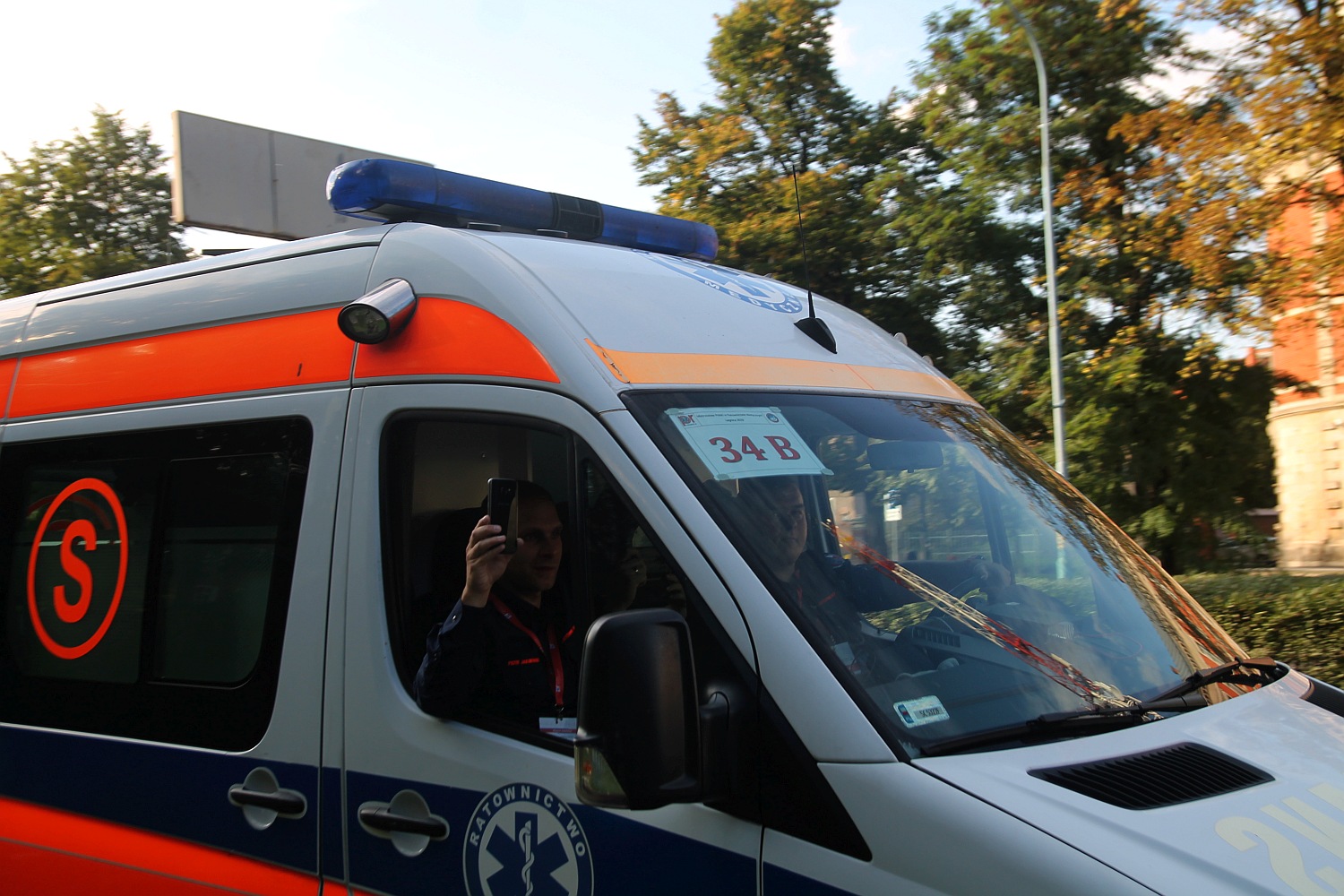 Parada karetek uczestników mistrzostw w ratownictwie