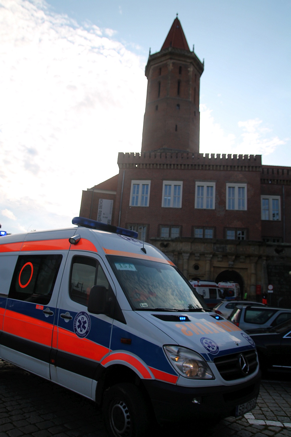 Parada karetek uczestników mistrzostw w ratownictwie