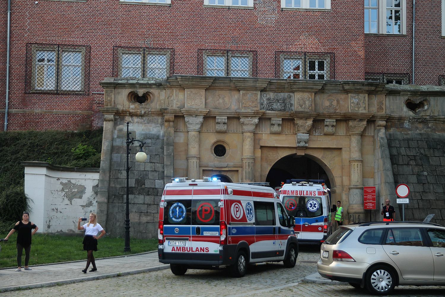 Parada karetek uczestników mistrzostw w ratownictwie