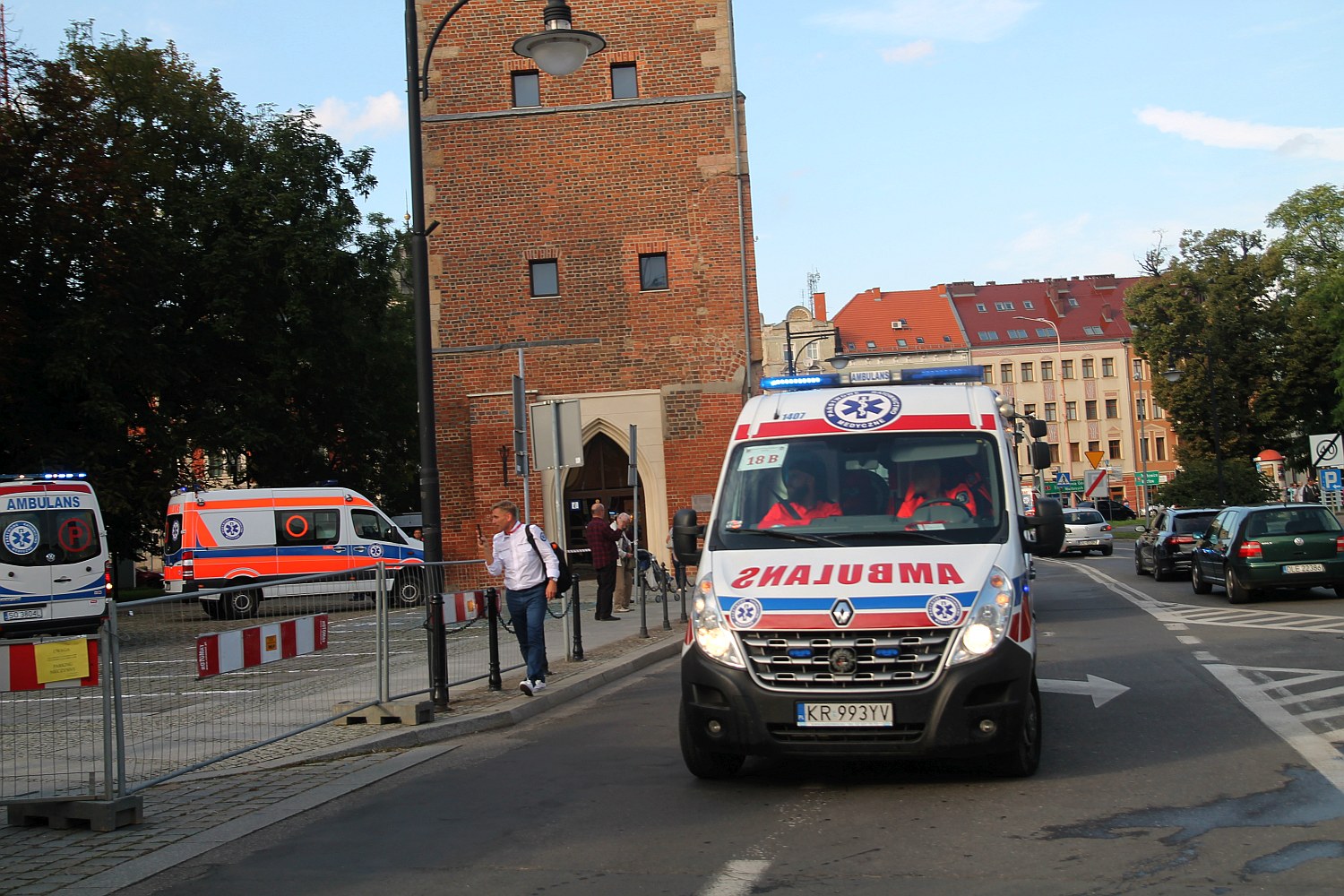 Parada karetek uczestników mistrzostw w ratownictwie