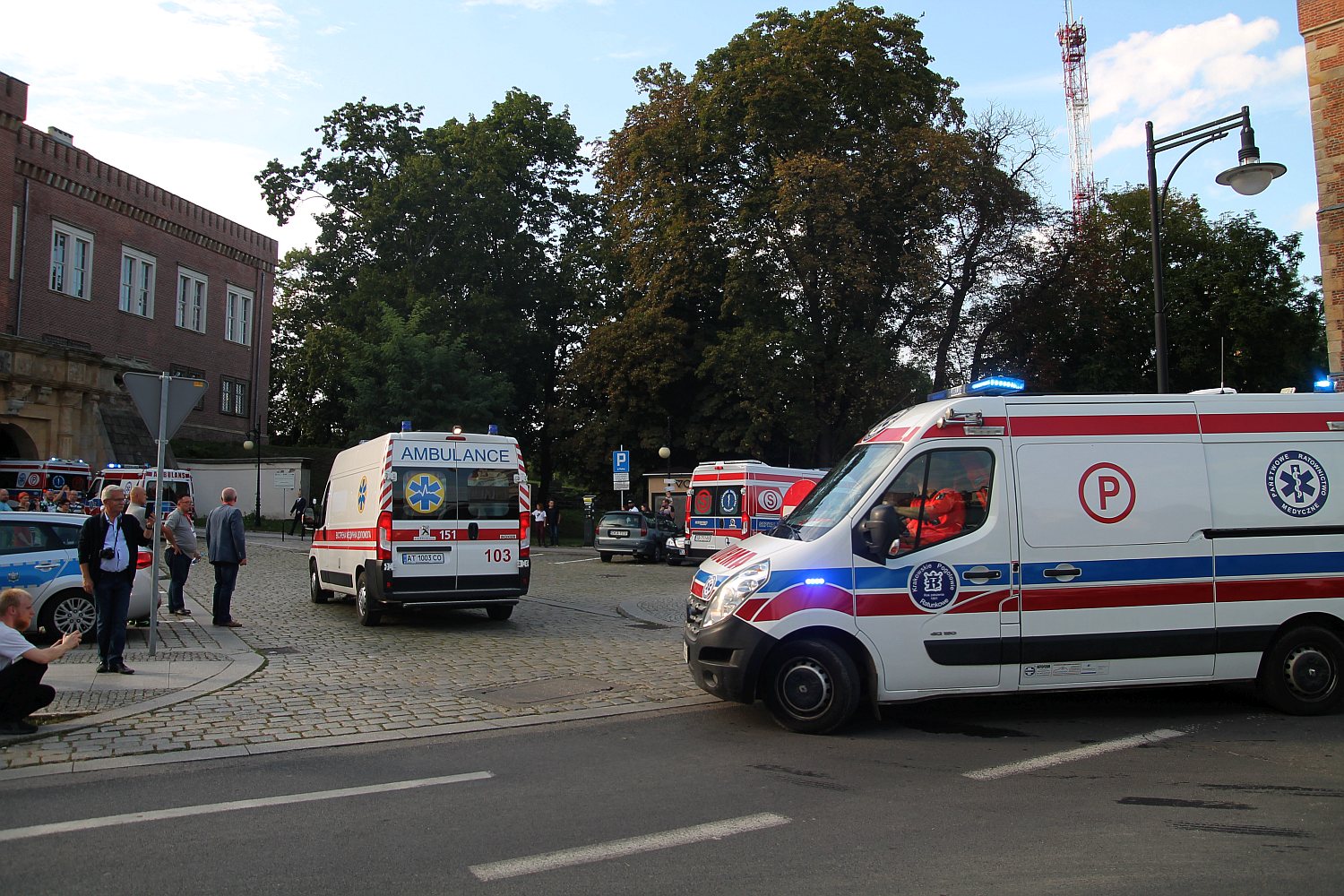 Parada karetek uczestników mistrzostw w ratownictwie