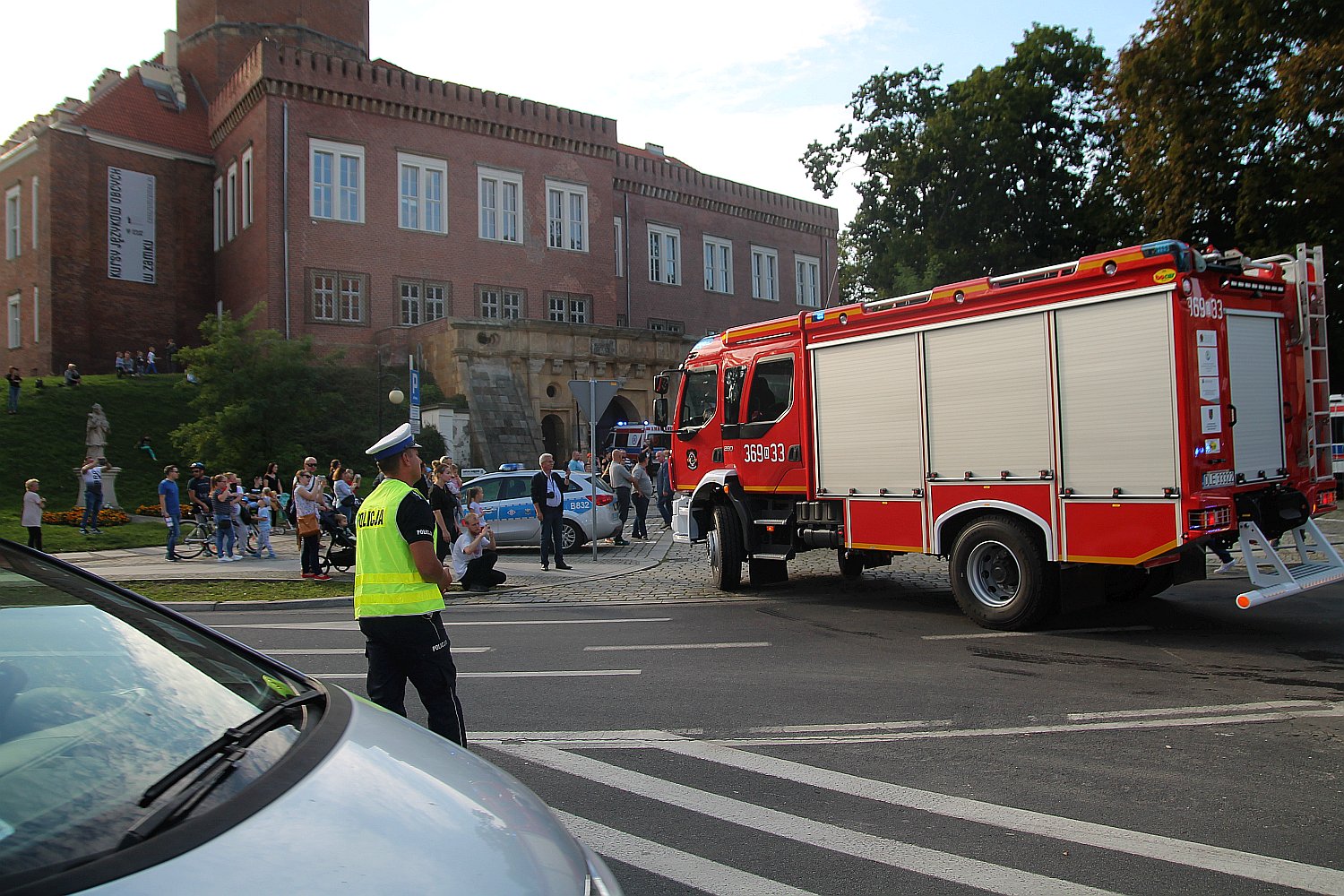 Parada karetek uczestników mistrzostw w ratownictwie