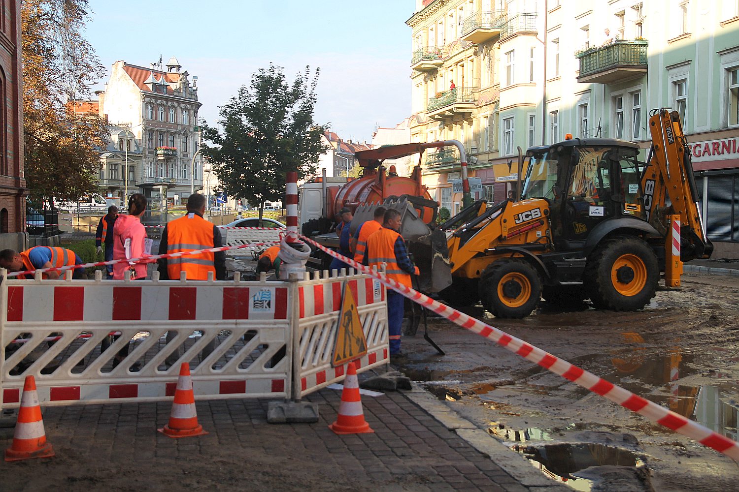 Awaria sieci wodociągowej na ulicy Złotoryjskiej