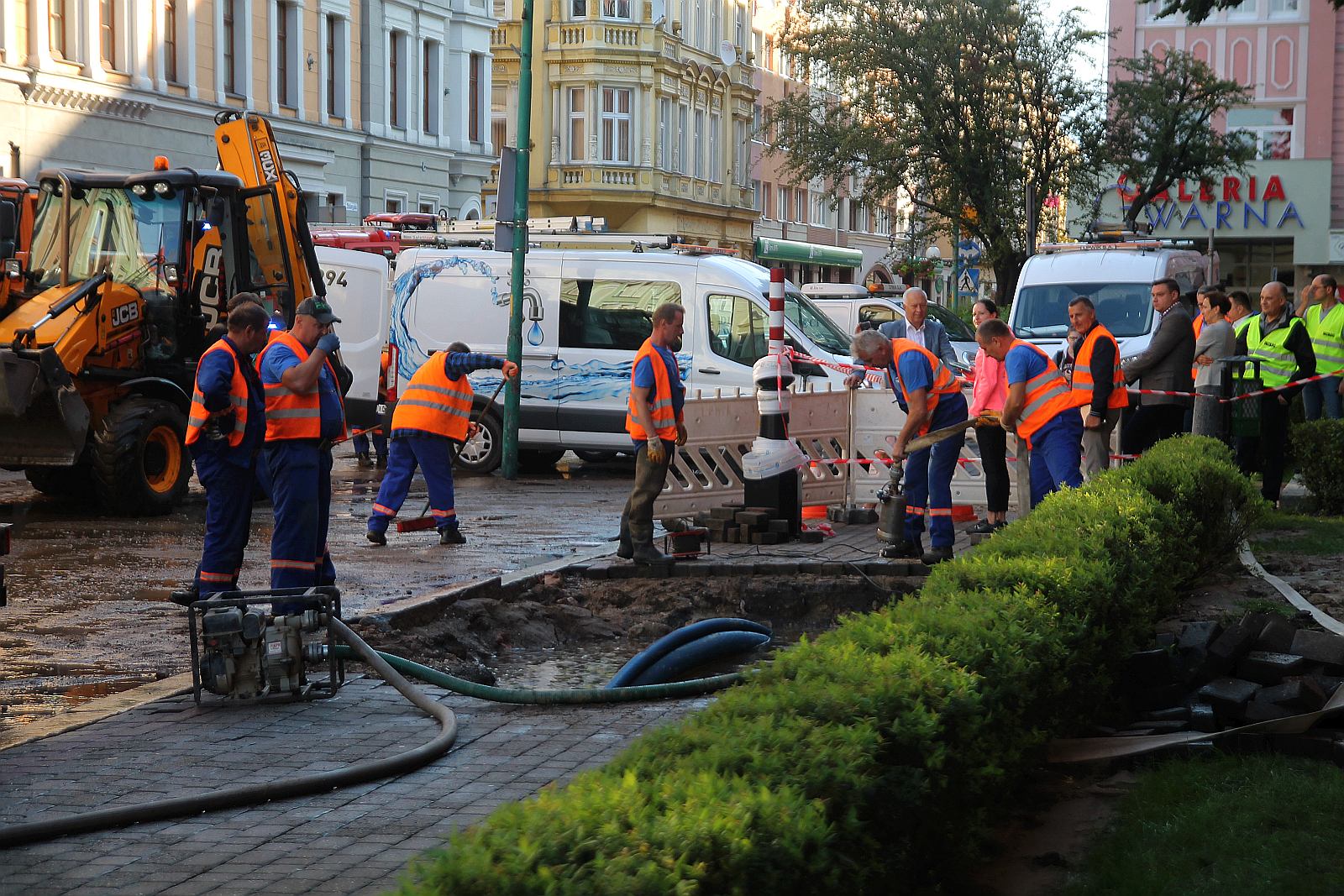Awaria sieci wodociągowej na ulicy Złotoryjskiej