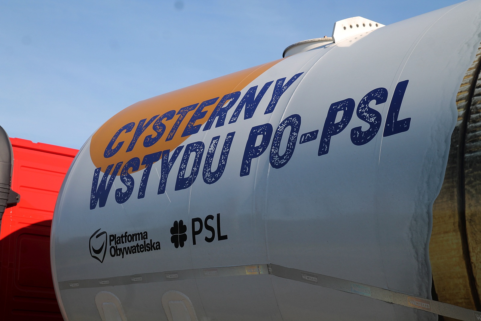 „Cysterna wstydu PO-PSL” przyjechała do Legnicy
