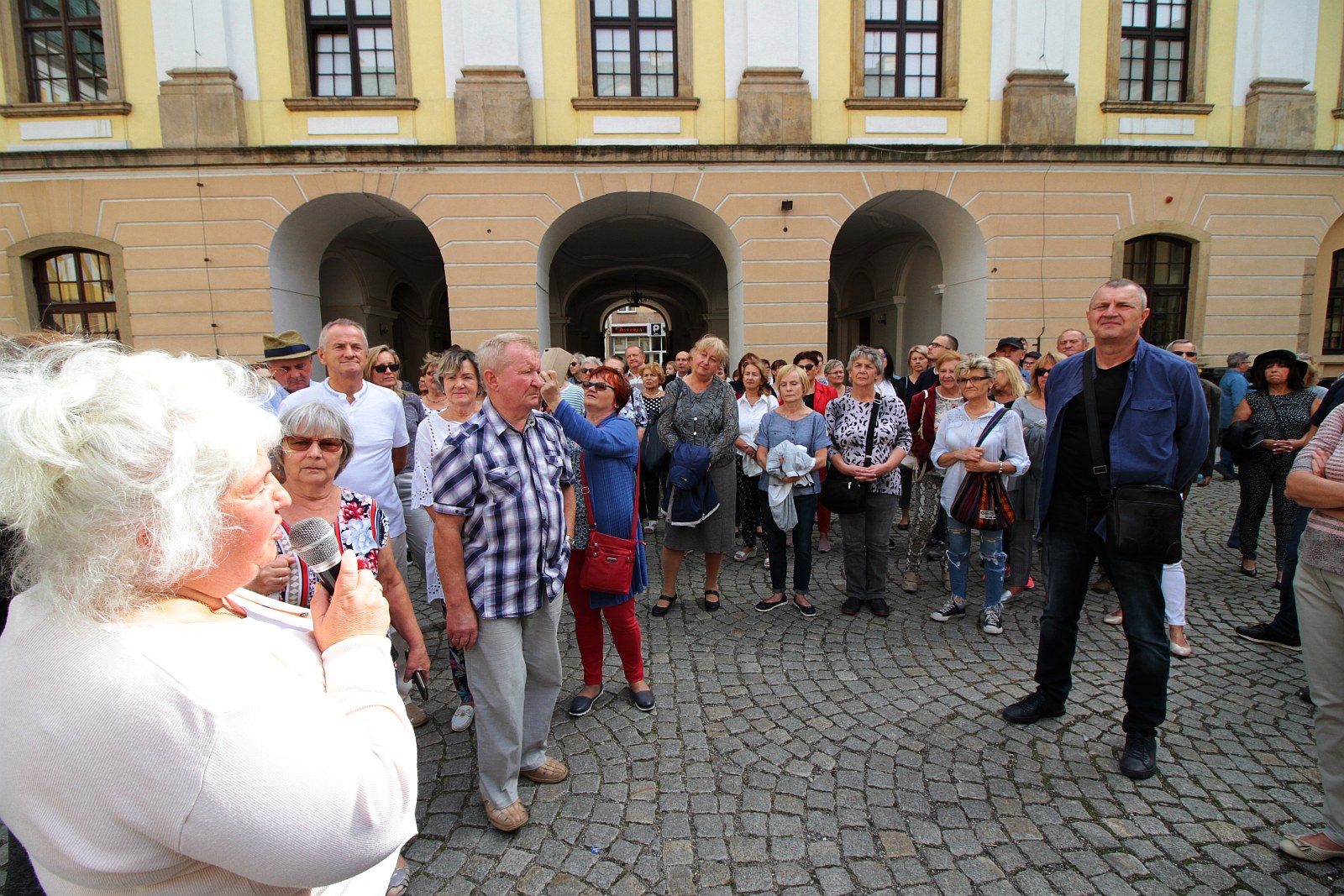 Legniczanie na spacerze śladami legnickich perełek baroku