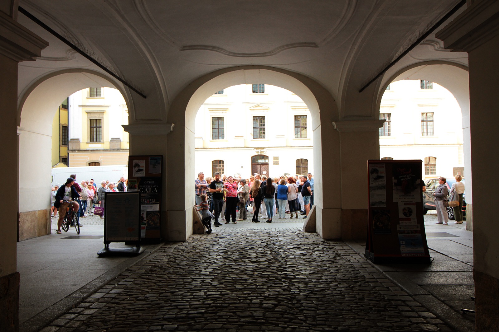 Legniczanie na spacerze śladami legnickich perełek baroku