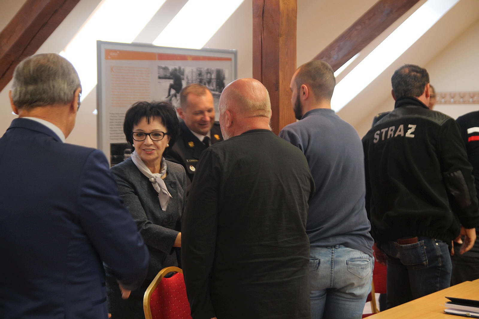Elżbieta Witek rozmawiała ze strażakami ochotnikami