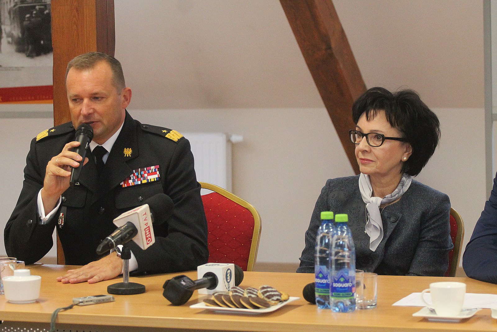 Elżbieta Witek rozmawiała ze strażakami ochotnikami