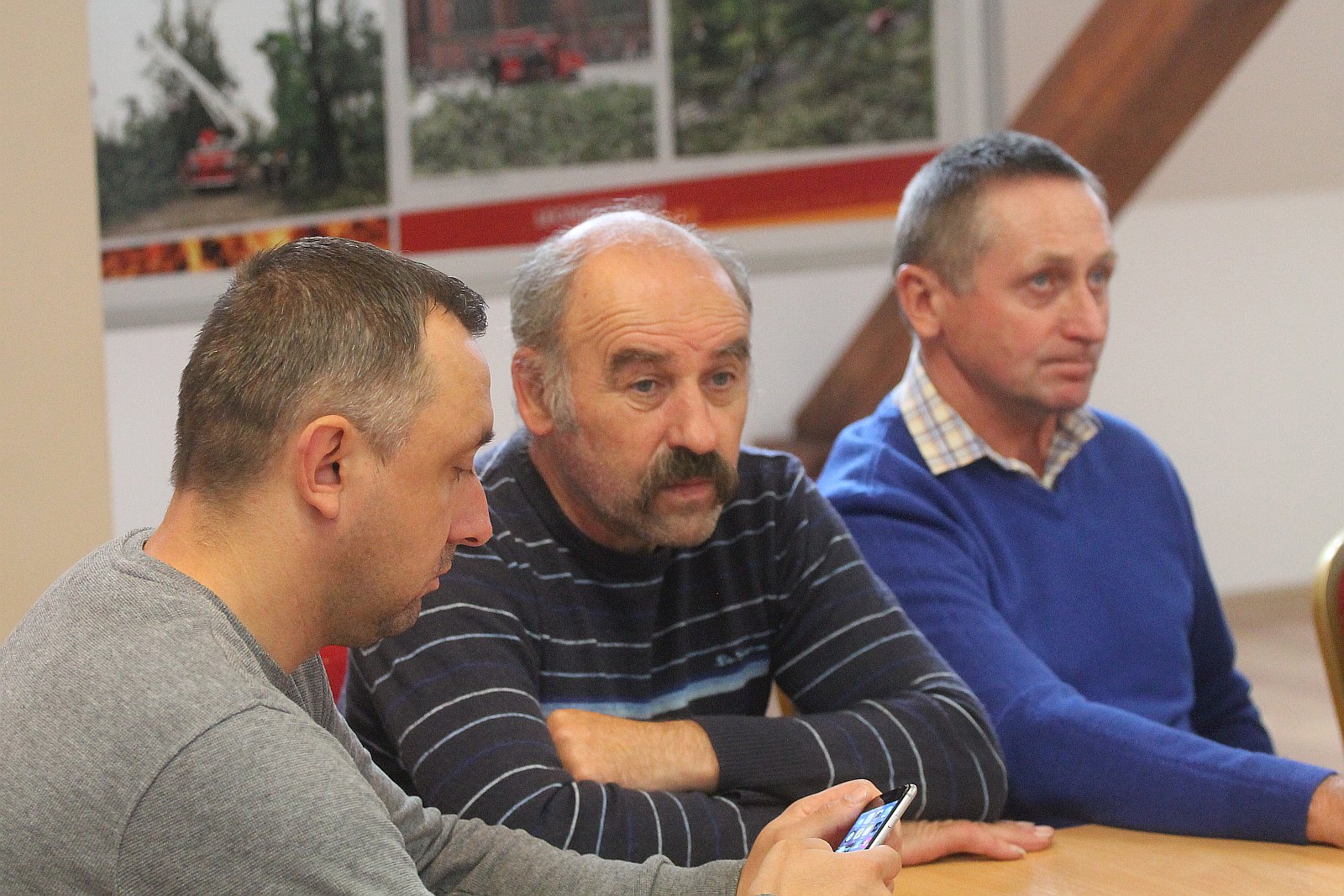 Elżbieta Witek rozmawiała ze strażakami ochotnikami