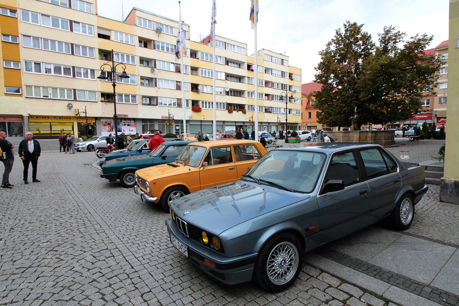 W niedzielę na legnicki rynek przyjechały zabytkowe samochody