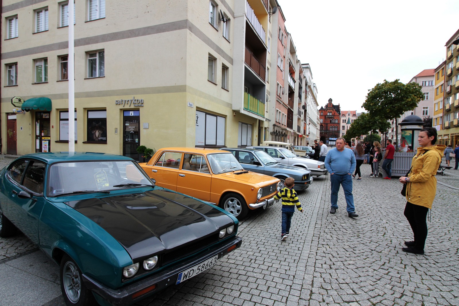 W niedzielę na legnicki rynek przyjechały zabytkowe samochody