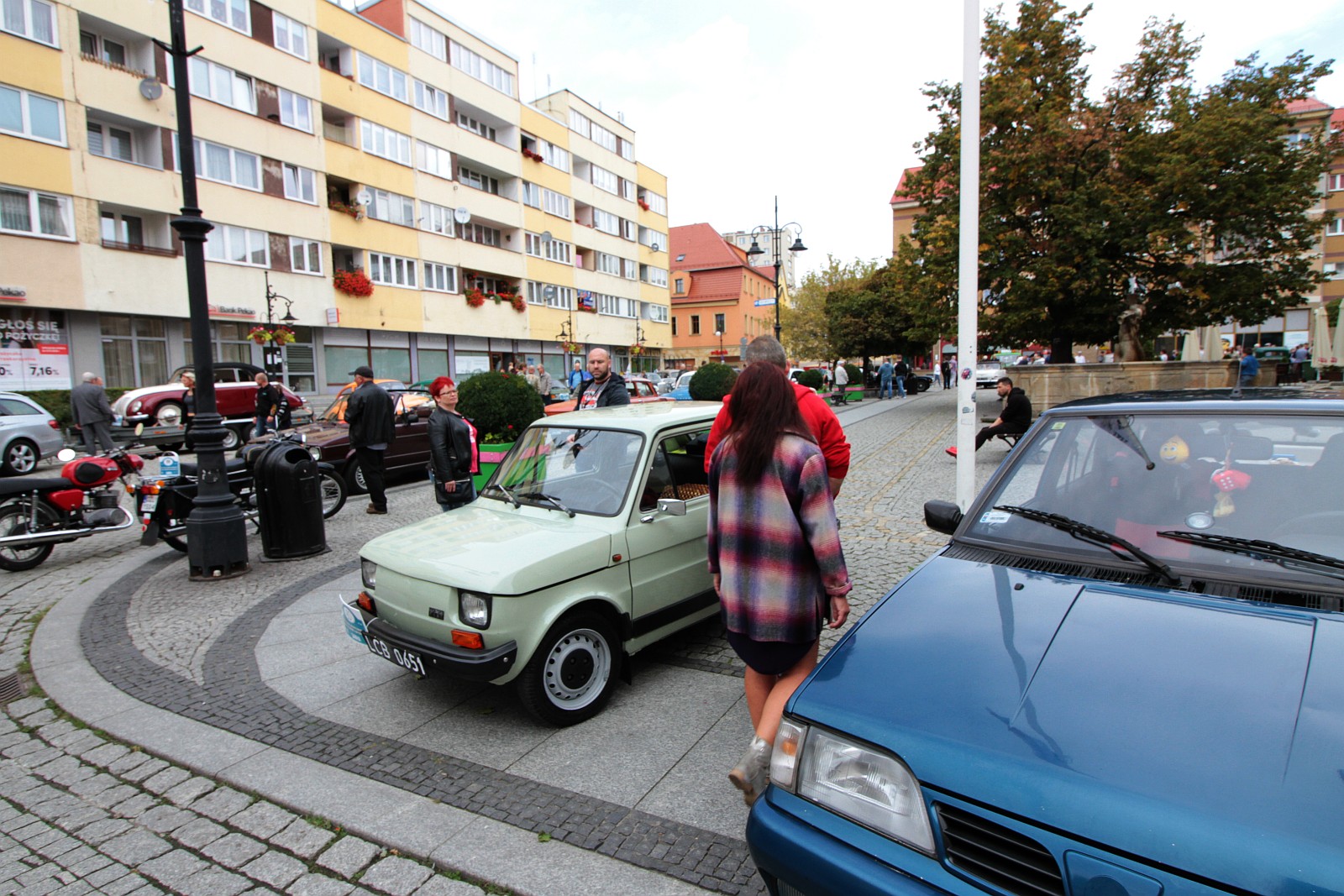W niedzielę na legnicki rynek przyjechały zabytkowe samochody