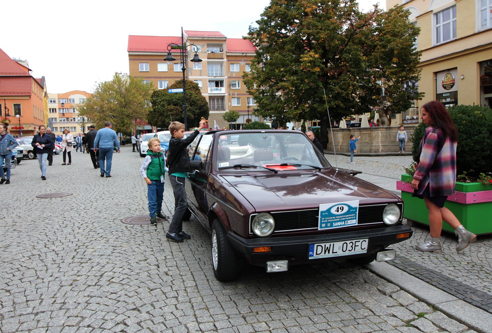 W niedzielę na legnicki rynek przyjechały zabytkowe samochody