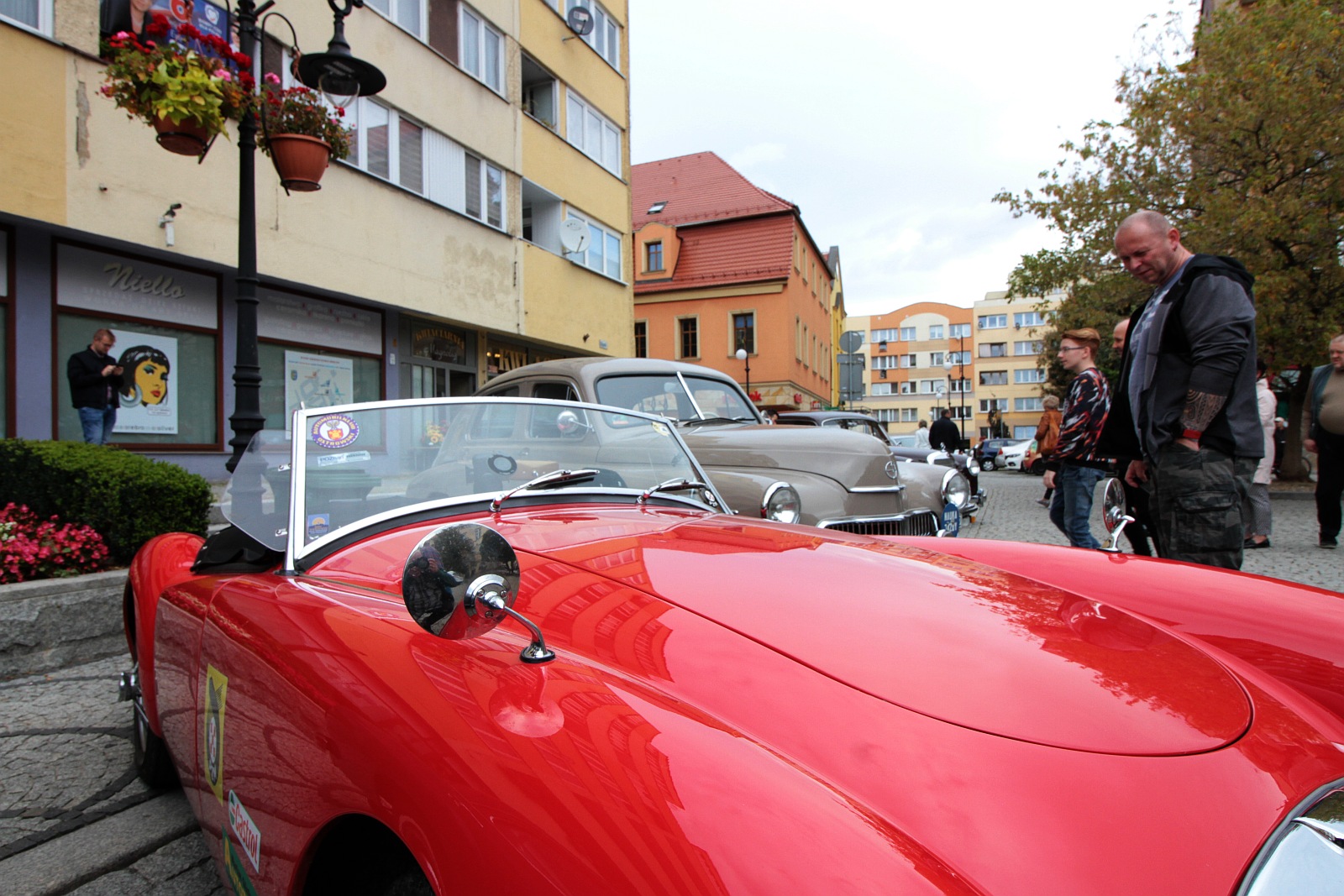 W niedzielę na legnicki rynek przyjechały zabytkowe samochody