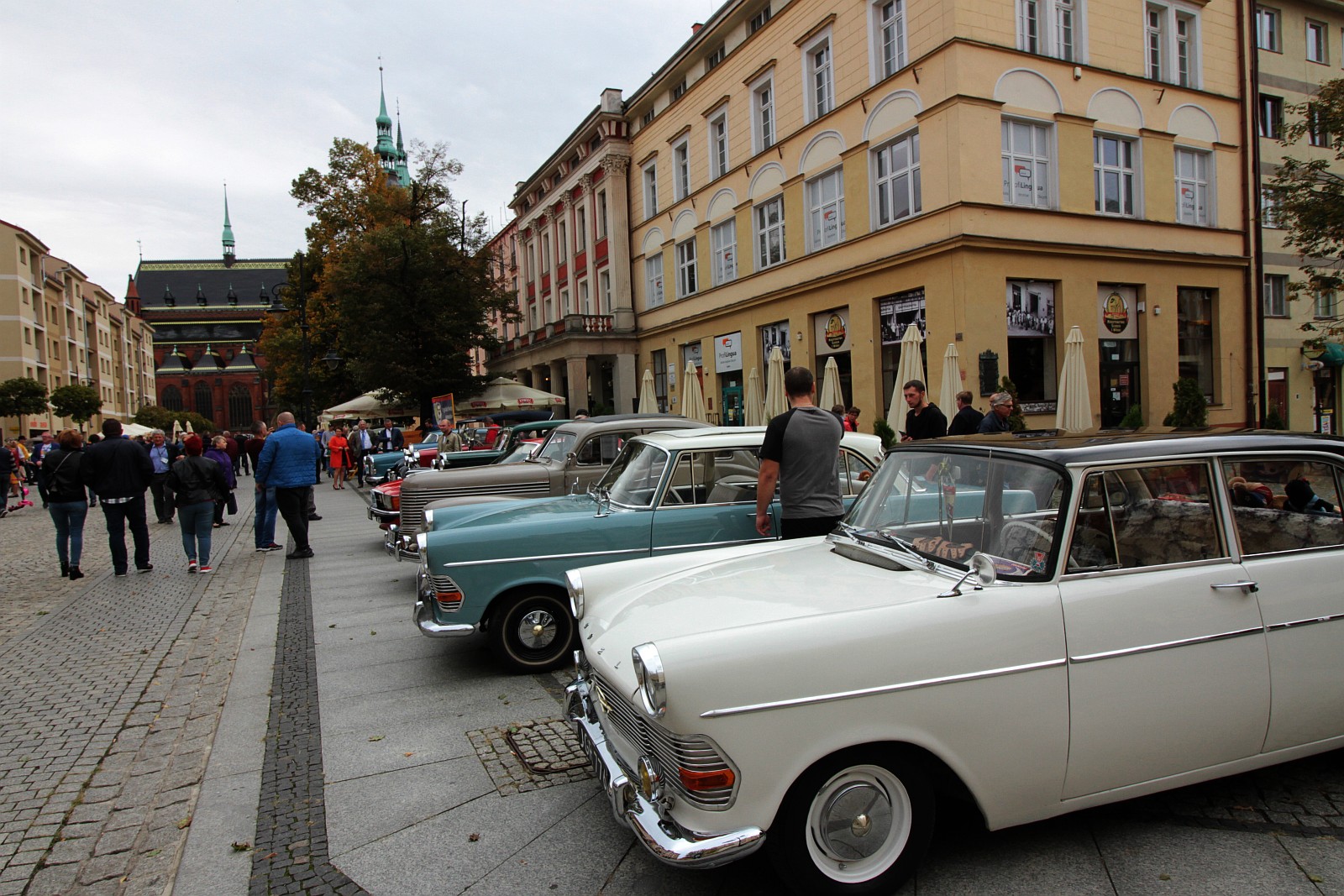 W niedzielę na legnicki rynek przyjechały zabytkowe samochody