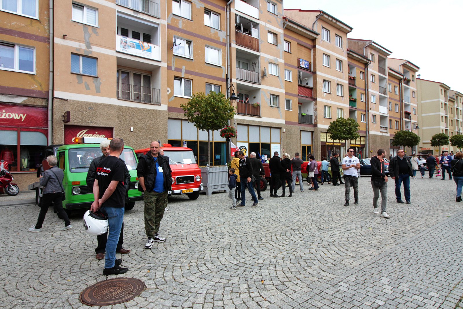W niedzielę na legnicki rynek przyjechały zabytkowe samochody