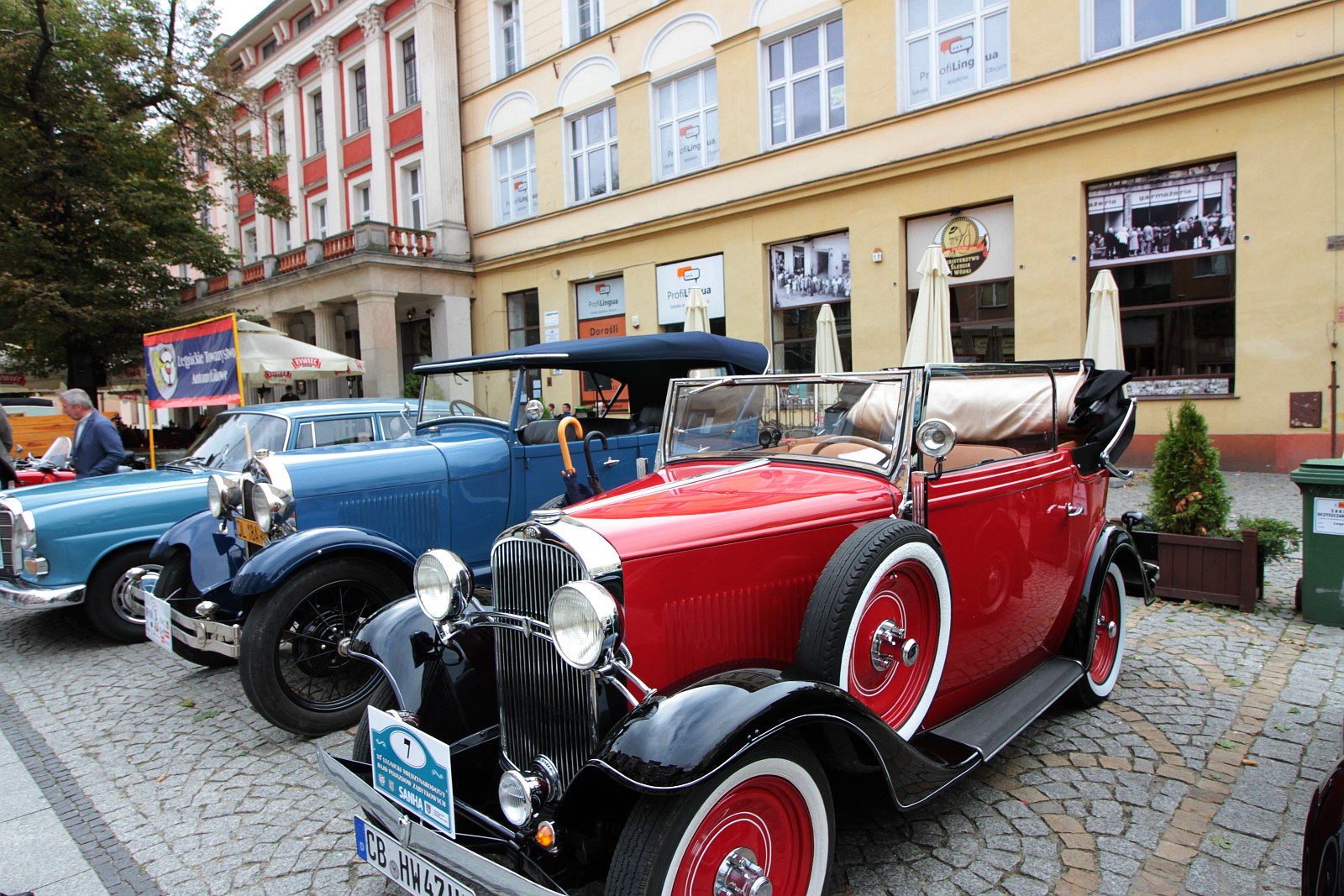 W niedzielę na legnicki rynek przyjechały zabytkowe samochody