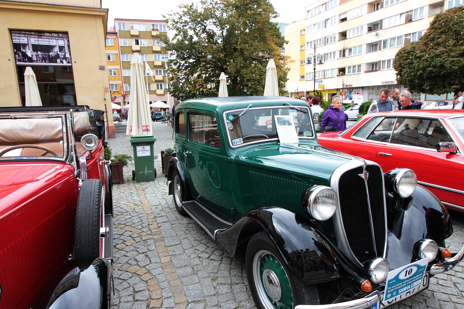 W niedzielę na legnicki rynek przyjechały zabytkowe samochody