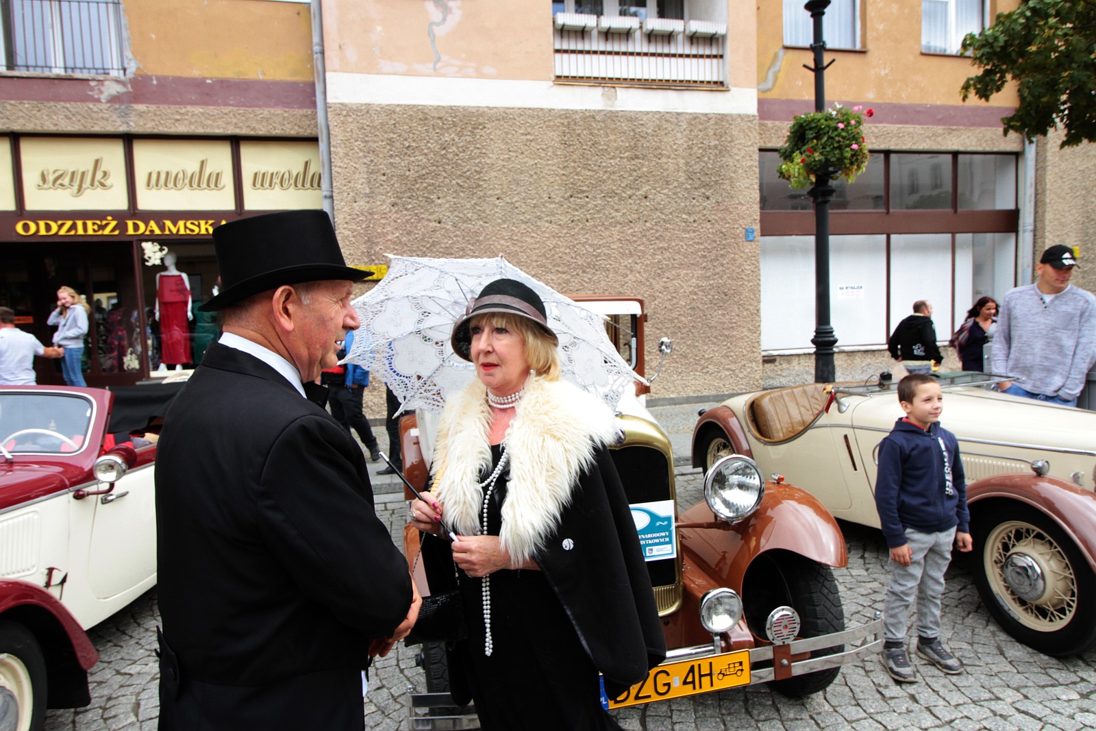 W niedzielę na legnicki rynek przyjechały zabytkowe samochody