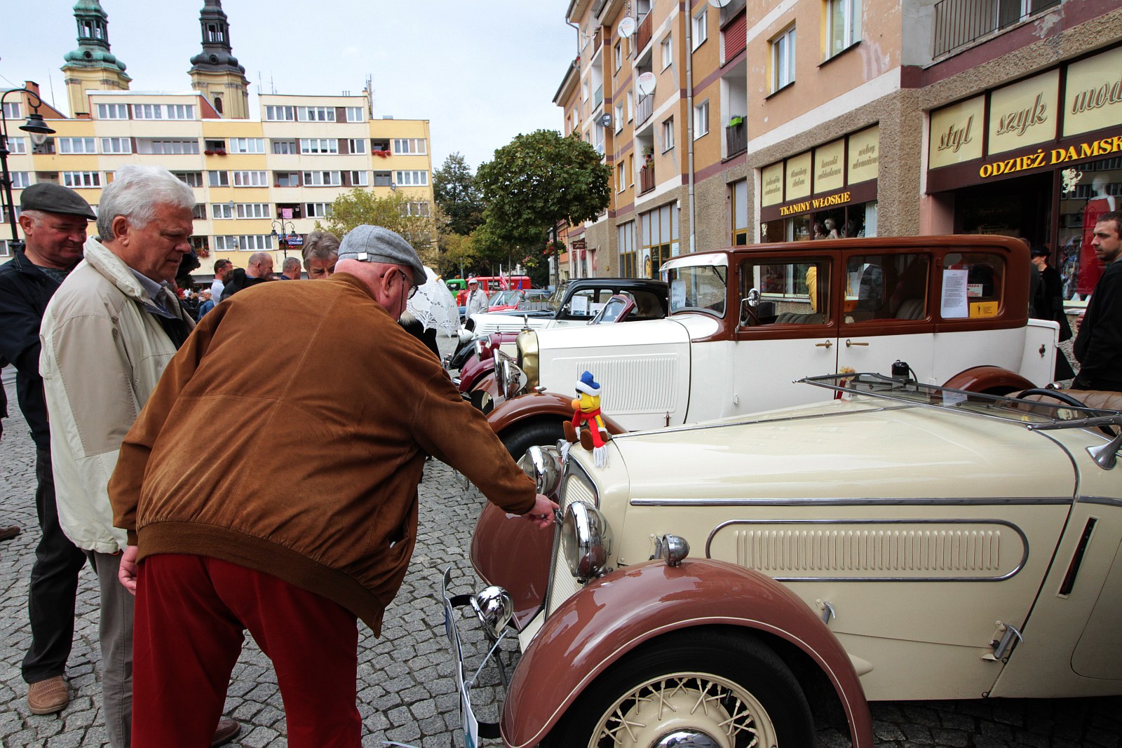 W niedzielę na legnicki rynek przyjechały zabytkowe samochody