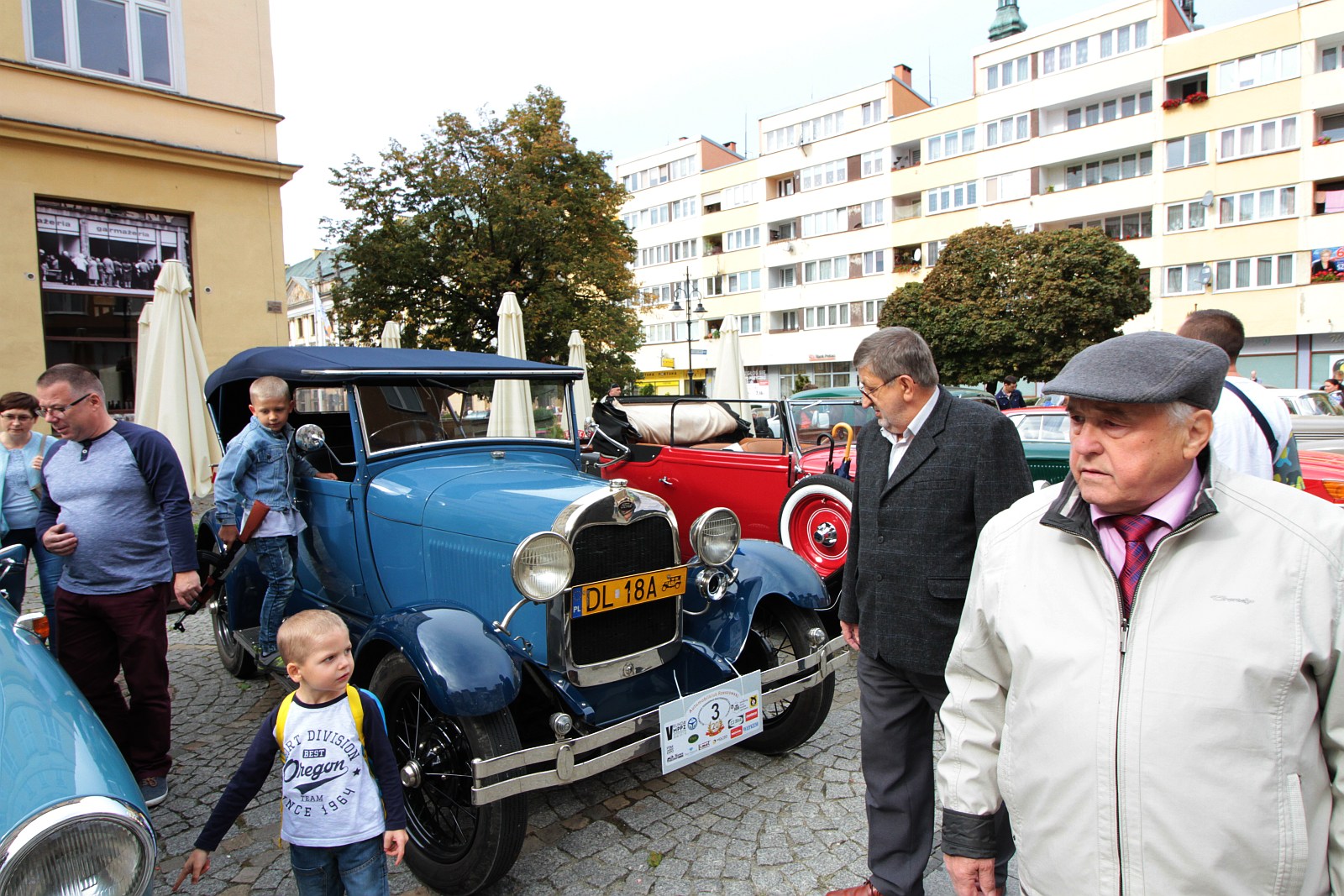 W niedzielę na legnicki rynek przyjechały zabytkowe samochody